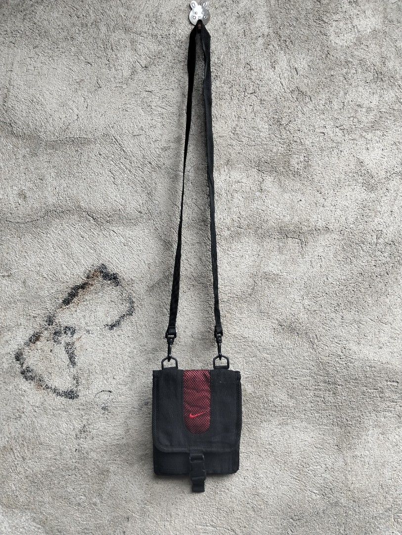Vintage Nike Sling Wallet (Category: Belt bags, Clutches and Pouches) located in Sibulan. Submitted by paulbrain (Listing ID 1461875986, Image 2). Description: Good Condition Minimal issue at the last pic.