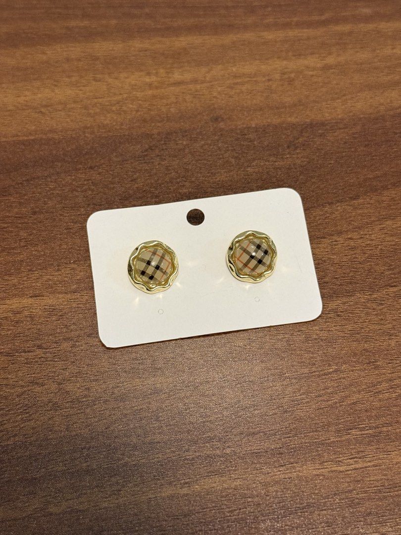 Vintage Plaid Pattern Earrings (Category: Earrings) located in Baliuag. Submitted by from.linea (Listing ID 1461915538, Image 1). Description: Vintage Plaid Pattern Earrings Price: ₱50 RFS: Decluttering (never been used) Location: Baliuag, Bulacan Pickup/Meet-up: Around Baliuag Delivery Options: SPX | Lalamove (Delivery fee will be shouldered by the buyer) Additional Notes: Feel free to send a private message if you’re interested or if you have a