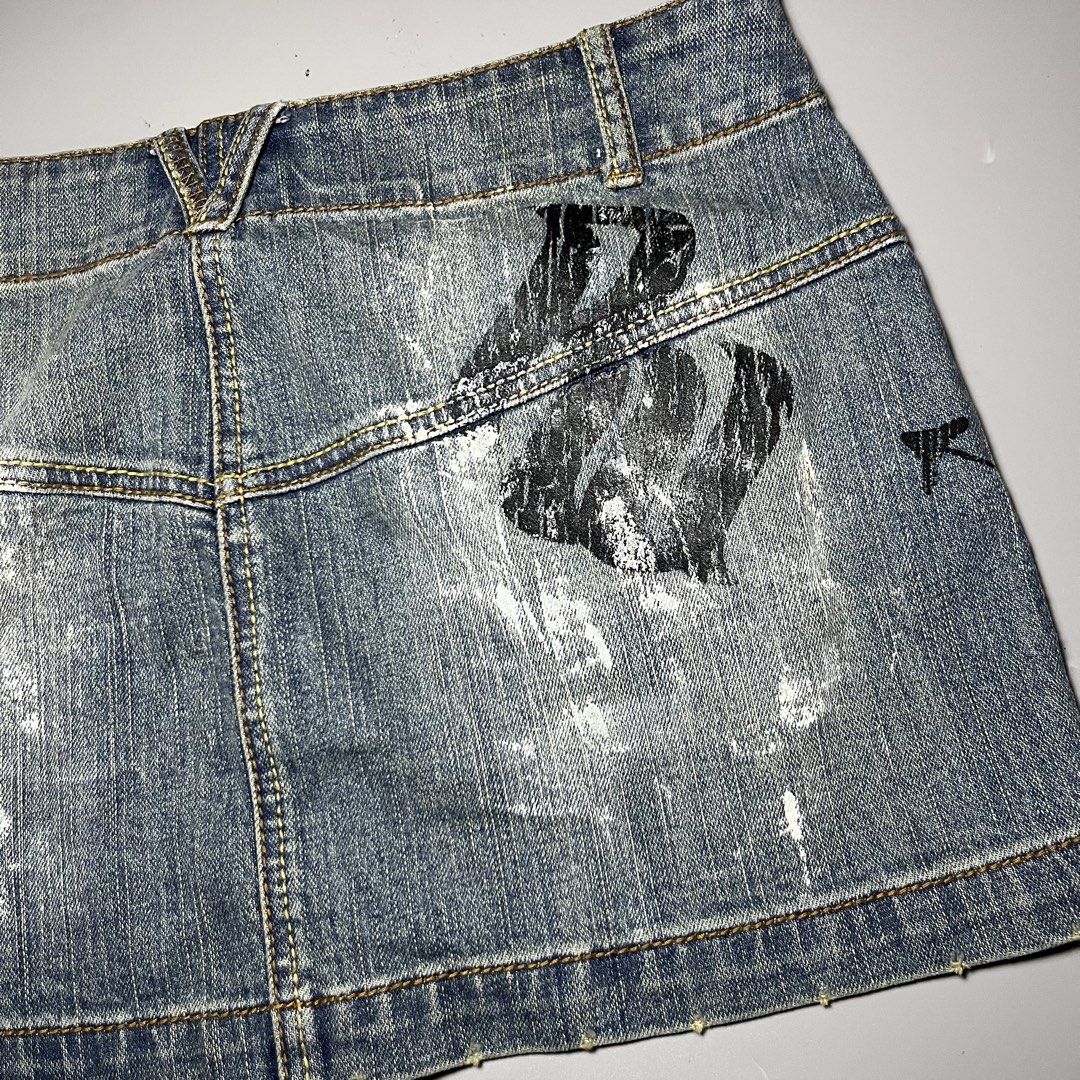 Vintage Y2K Rocawear (Category: Skirts) located in Manila. Submitted by lostendfound1008 (Listing ID 1461902171, Image 3). Description: Chanel skirt Size: Large fit Waist: 32 Lenght: Good condition Price: 800 +ship Mode of payment gcash / Bpi / Gotyme Pay now ship later Via Jnt & Lalamove Metro Manila Area Hit me up.