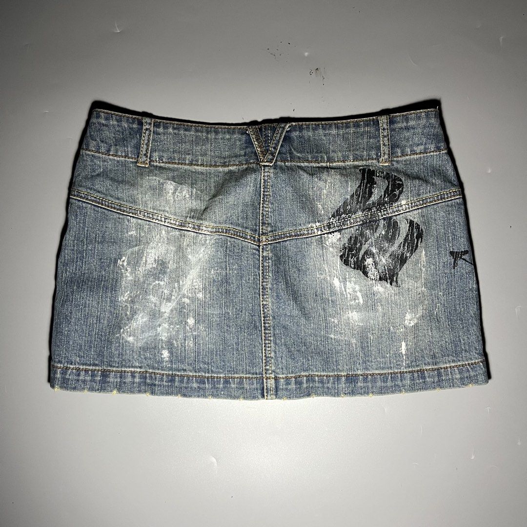 Vintage Y2K Rocawear (Category: Skirts) located in Manila. Submitted by lostendfound1008 (Listing ID 1461902171, Image 2). Description: Chanel skirt Size: Large fit Waist: 32 Lenght: Good condition Price: 800 +ship Mode of payment gcash / Bpi / Gotyme Pay now ship later Via Jnt & Lalamove Metro Manila Area Hit me up.