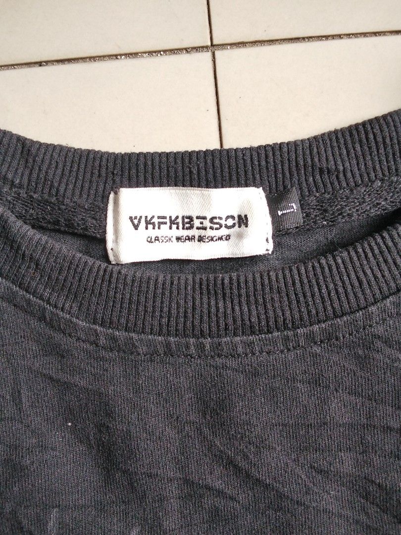 VKFKBISON Graphic T-Shirt (Category: Activewear) located in Monkayo. Submitted by youknowwho.27 (Listing ID 1461829361, Image 3). Description: Dimes: 22X27 no issue.