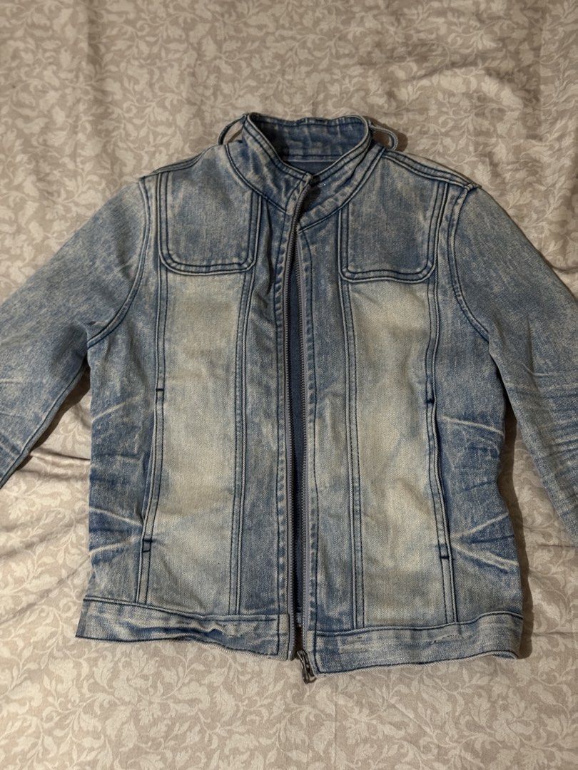 WEDNESDAY Semi Cropped Denim Jacket (Category: Coats, Jackets and Outerwear) located in Las Pinas. Submitted by loved_by_g_ (Listing ID 1461843689, Image 2). Description: - nice fit !! love this masikip lang sakin :< - size xs- s - NO ISSUE.