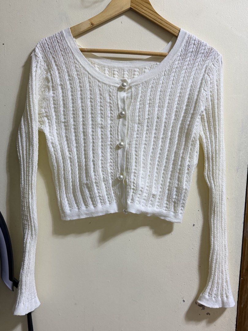 White Cropped Cardigan with Buttons (Category: Coats, Jackets and Outerwear) located in Paete. Submitted by skydruemadison (Listing ID 1461924702, Image 2). Description: - White cropped cardigan - Long sleeves with elasticated cuffs - Button-up front - Lightweight knit material - Ideal for layering over tops or dresses - Versatile and easy to style 200 each.
