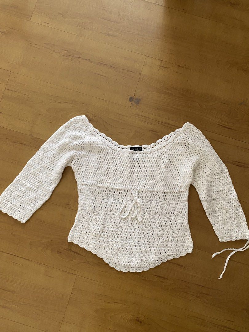 WHITE KNIT TOP (Category: Longsleeves) located in Pasig City. Submitted by r_trunc (Listing ID 1461884075, Image 1). Description: SIZE M NO WHEN WORN.