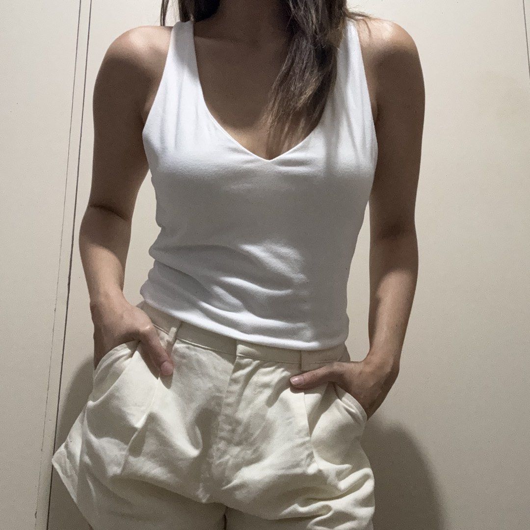 White Racerback Sleeveless Top (Category: Sleeveless) located in Cainta. Submitted by nicnicbg (Listing ID 1461965578, Image 2). Description: Fabric is stretchable .