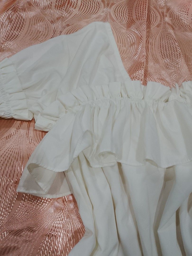 White Ruffled Off-Shoulder Blouse (Category: Blouses) located in Pasay City. Submitted by sandydurolfo (Listing ID 1461836884, Image 2). Description: Size: Medium - Large Color: White condition: 10/10 NO WHEN WORN PHOTOS.