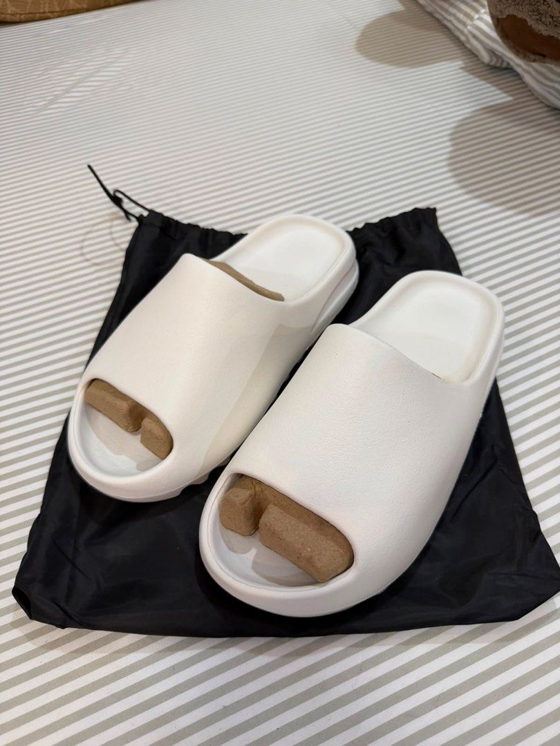 White Slides with Black Pouch (Category: Slippers and slides) located in Paranaque City. Submitted by iamjasmineg (Listing ID 1461814331, Image 3). Description: Original NEW Yeeze Slide YS-01 Us 9 100% Original 5k Paranaque area Available for checking in person. Lalamove anytime.