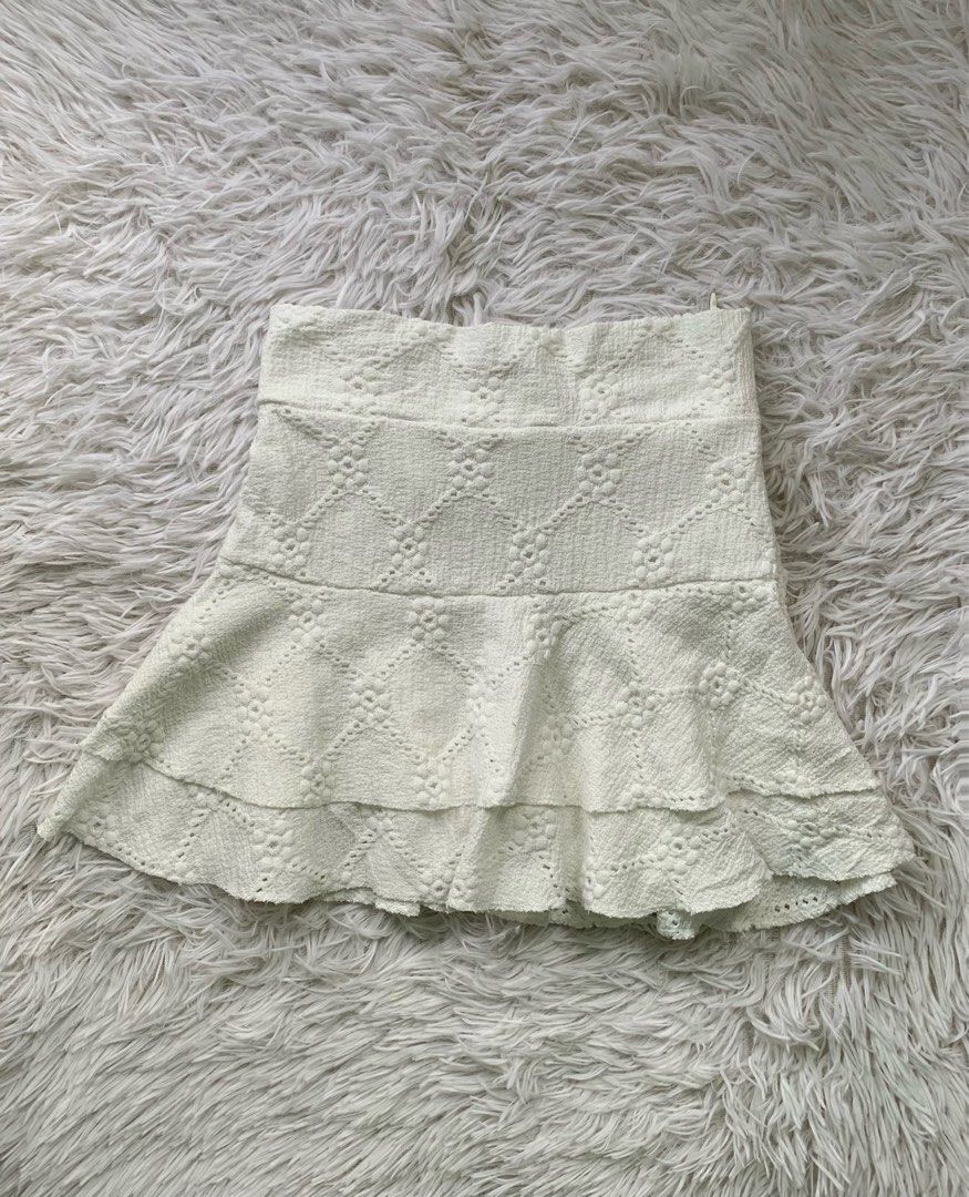 White Textured Ruffle Mini Skirt (Category: Skirts) located in San Carlos. Submitted by findsbymiles (Listing ID 1461895890, Image 1). Description: waist: 24-28 no issues sf will be shouldered by the buyer mop: gcash | mod: jnt delivery 📍san carlos, pangasinan.