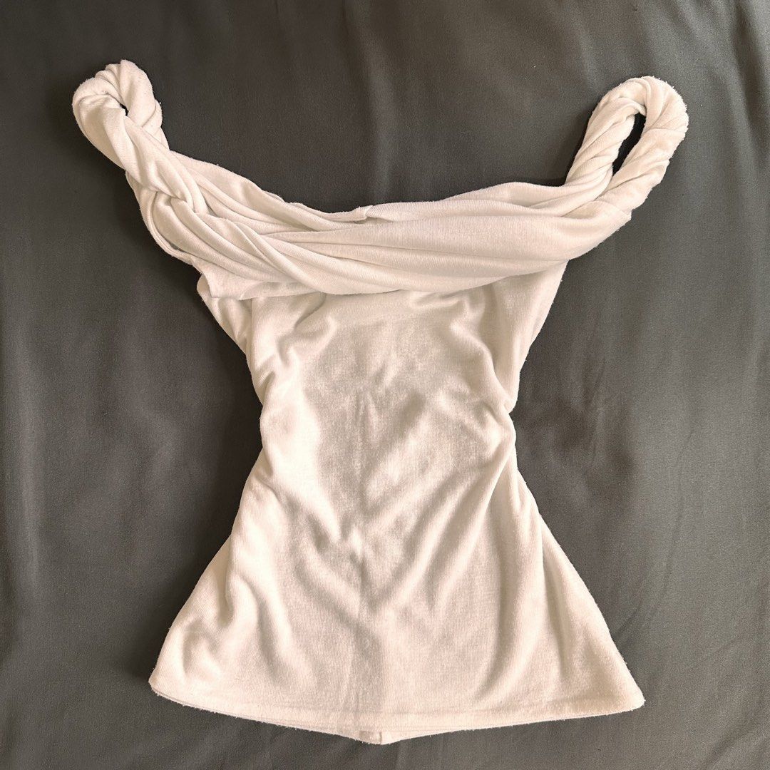 White Twisted Off-the-Shoulder Knit Top (Category: Others Tops) located in Manila. Submitted by andreidenise (Listing ID 1461882435, Image 1). Description: s-m best fits m - has lints ! this is not bnew ↶*ೃ✧˚. ❃ ↷ ˊ- location: taft ave. manila mop: gcash/bank transfer to gcash mod: j&t/lalamove/angkas ↶*ೃ✧˚. ❃ ↷ ˊ- * . °•★|•°∵r e m i n d e r s∵°•|☆•° . * ➺ no cod ➺ no return / refund / exchange ! I make sure that you’ll receive the correct orders