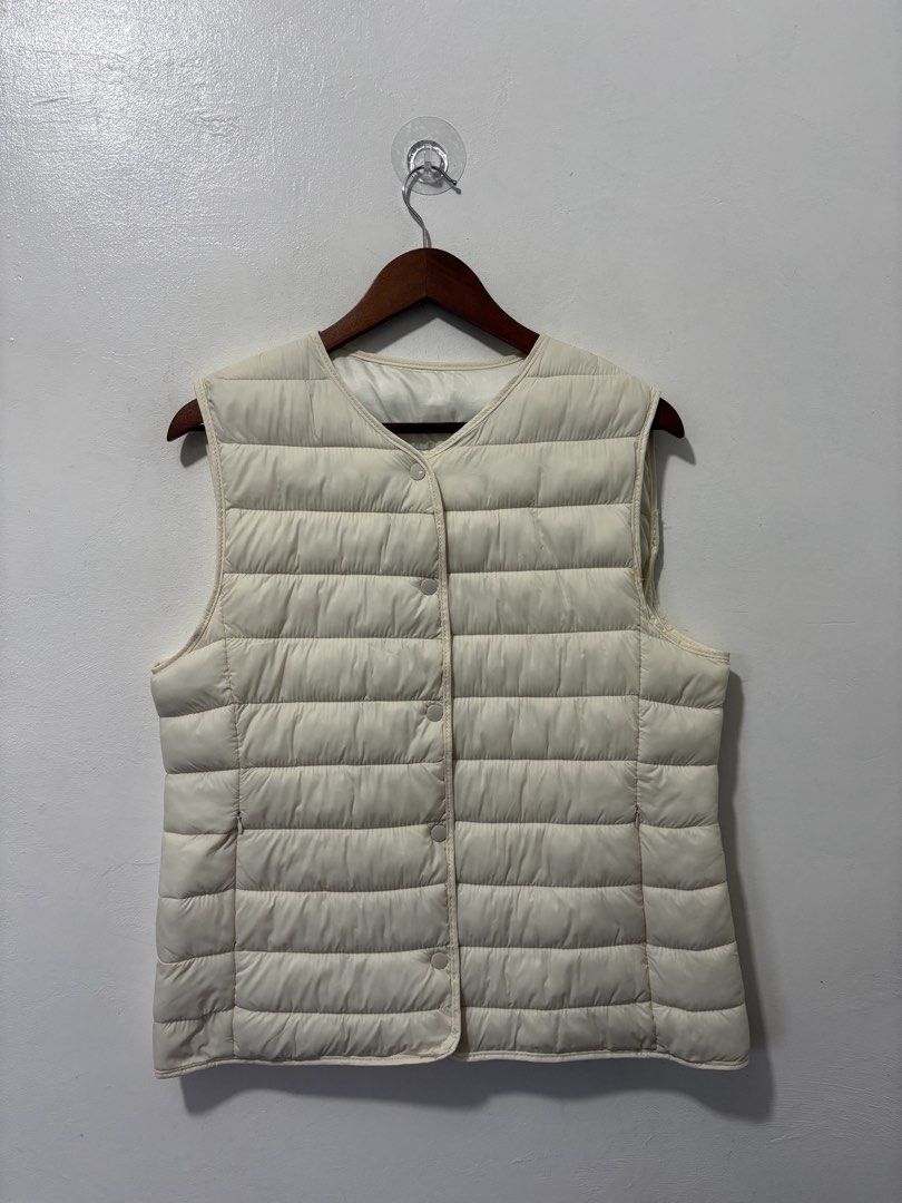 White Vest Women Large (Category: Coats, Jackets and Outerwear) located in Balanga. Submitted by winterlab_ph (Listing ID 1461878939, Image 2). Description: Code: A932 Width: 19.5 Length: 24.5 Shoulders: 16 : needs wash.