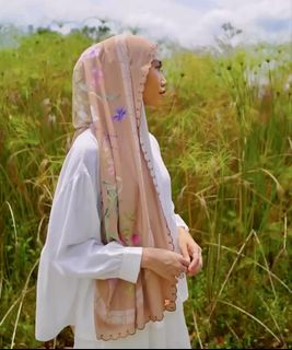 (Category: ) located in . Submitted by rollmywardrobe (Listing ID 1461932415, Image 1). Description: .