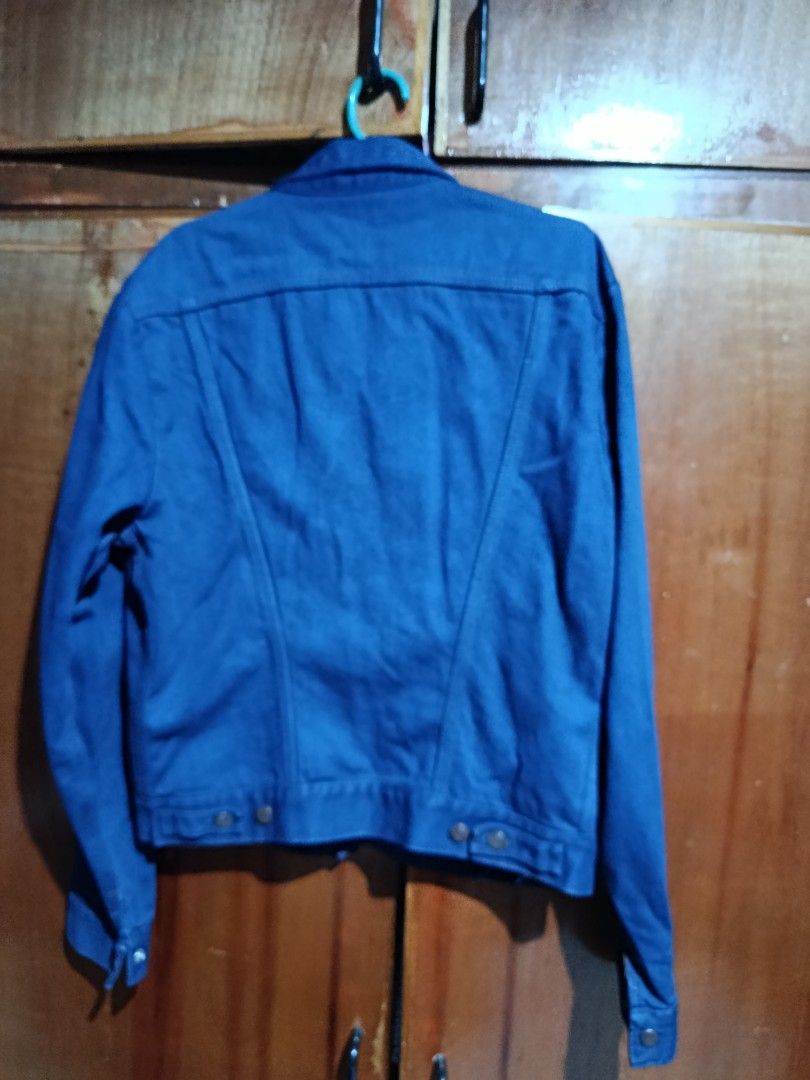 Wrangler 126MJ Denim Jacket (Category: Coats, Jackets and Outerwear) located in Baguio. Submitted by dlv89288 (Listing ID 1461798100, Image 3). Description: - Classic blue 126 MJ denim jacket - Button-up front - Two chest pockets - Button cuffs on sleeves - Standard fit - Great for layering size 40 on tag -Not sure if dyed dark blue - .