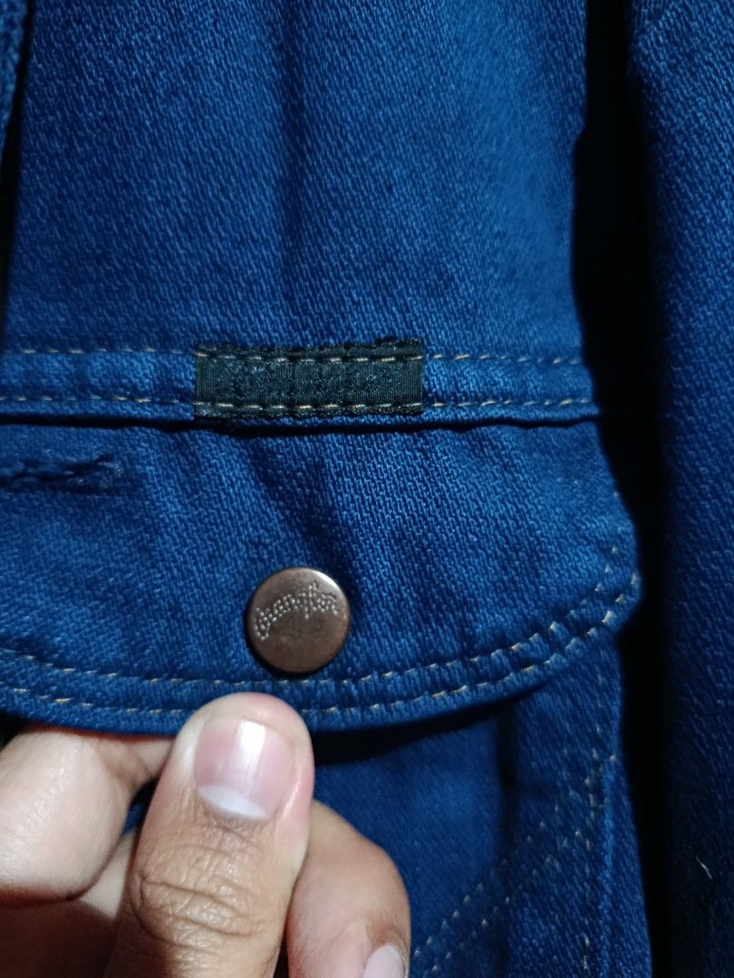 Wrangler 126MJ Denim Jacket (Category: Coats, Jackets and Outerwear) located in Baguio. Submitted by dlv89288 (Listing ID 1461798100, Image 2). Description: - Classic blue 126 MJ denim jacket - Button-up front - Two chest pockets - Button cuffs on sleeves - Standard fit - Great for layering size 40 on tag -Not sure if dyed dark blue - .