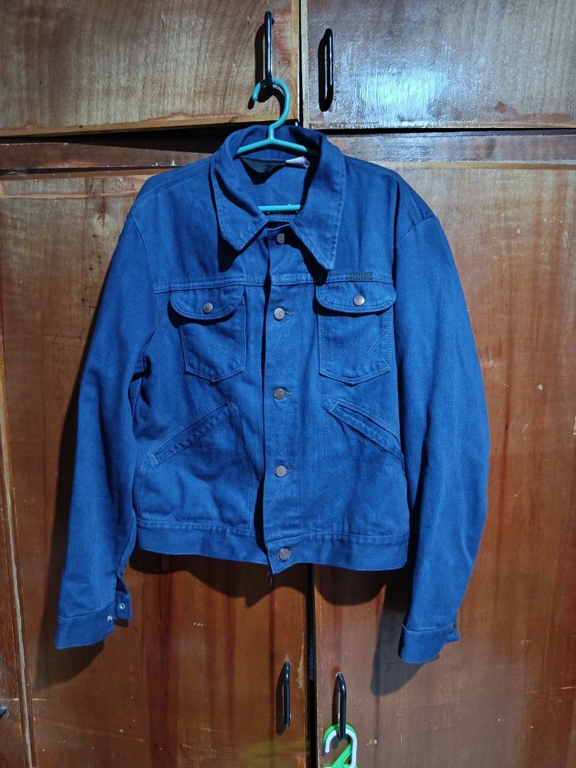 Wrangler 126MJ Denim Jacket (Category: Coats, Jackets and Outerwear) located in Baguio. Submitted by dlv89288 (Listing ID 1461798100, Image 1). Description: - Classic blue 126 MJ denim jacket - Button-up front - Two chest pockets - Button cuffs on sleeves - Standard fit - Great for layering size 40 on tag -Not sure if dyed dark blue - .