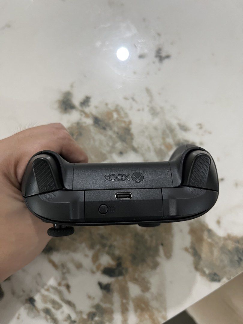 XBOX Series X/S Controller (Category: Controllers) located in Taguig. Submitted by joseph.miguel (Listing ID 1461830629, Image 3). Description: RFS: Only used this for like 2-3 weeks for my PC. Got a PS5 a few weeks later In good condition No batteries included Already got rid of the box.
