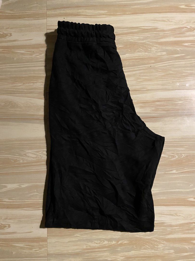 XEROBNR WIDE SWEATSHORTS (Category: Shorts) located in Davao. Submitted by makmoonthriftdvo (Listing ID 1461940080, Image 2). Description: XEROBNR BAGGY SWEATSHORTS Black Thick fabric Large on tag W 28-36 L 24 Thight 14 Hem 13 As new condition Davao.