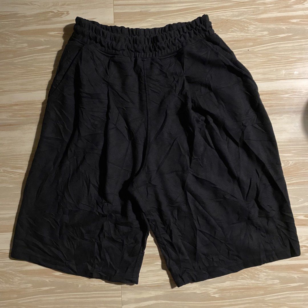 XEROBNR WIDE SWEATSHORTS (Category: Shorts) located in Davao. Submitted by makmoonthriftdvo (Listing ID 1461940080, Image 1). Description: XEROBNR BAGGY SWEATSHORTS Black Thick fabric Large on tag W 28-36 L 24 Thight 14 Hem 13 As new condition Davao.