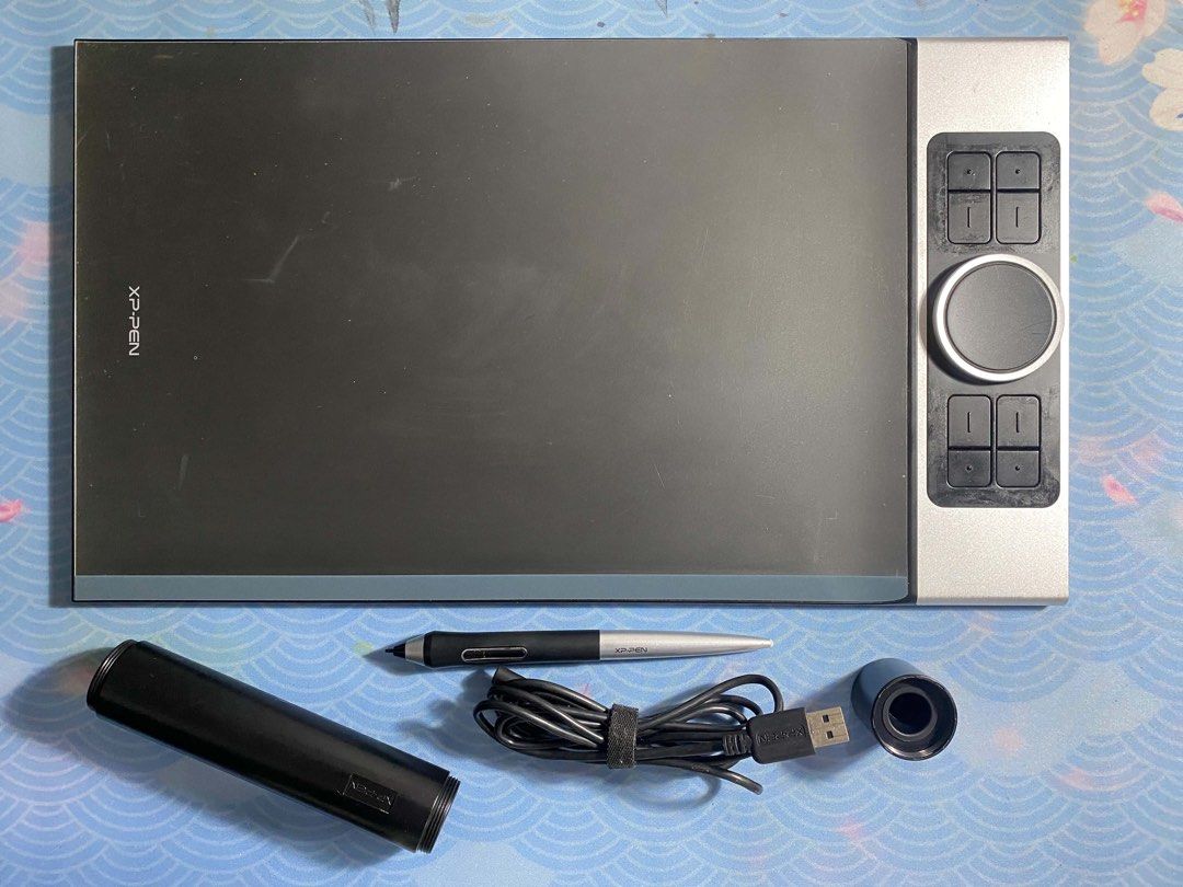 XP PEN DECO PRO M GEN 1 (Category: Other Gadgets) located in Quezon City. Submitted by angero (Listing ID 1461939396, Image 1). Description: XPPEN DECO PRO M GEN 1 4,000 PHP - Includes stylus, USB cable, pen stand, and protective sheet - Ideal for digital art and design - In excellent working condition - Ready for its new owner Used, well loved All buttons and wheel fully operational Wireless pen fully operational Comes with protective, paper-lik
