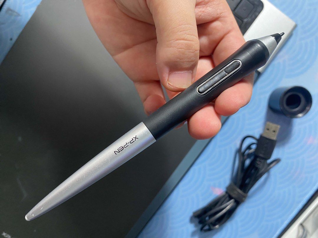 XP PEN DECO PRO M GEN 1 (Category: Other Gadgets) located in Quezon City. Submitted by angero (Listing ID 1461939396, Image 2). Description: XPPEN DECO PRO M GEN 1 4,000 PHP - Includes stylus, USB cable, pen stand, and protective sheet - Ideal for digital art and design - In excellent working condition - Ready for its new owner Used, well loved All buttons and wheel fully operational Wireless pen fully operational Comes with protective, paper-lik