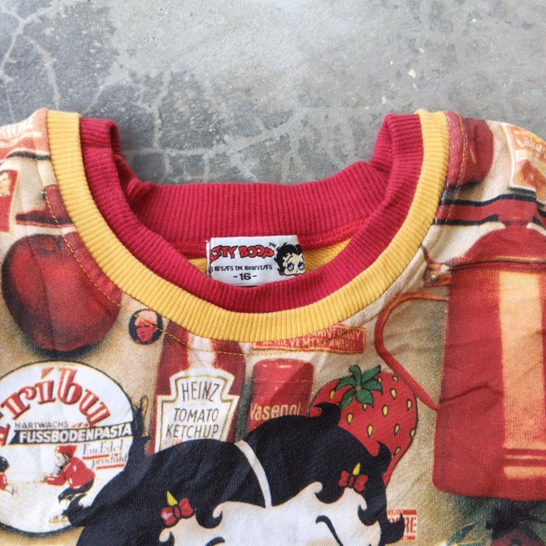 Y2k BETTY BOOP (Category: Luxury Apparel) located in Mati. Submitted by thrift_vibes (Listing ID 1461818306, Image 2). Description: NO Issue Excellent Condi. Dimes 20.5x26.