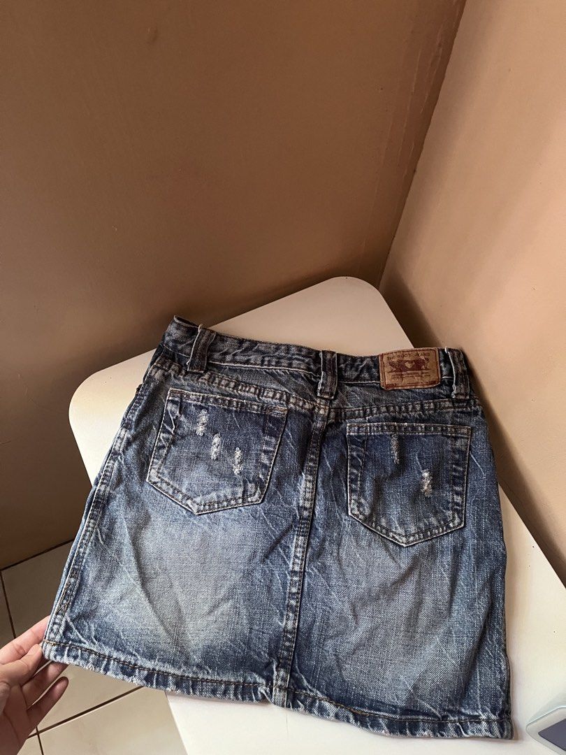 Y2k Denim Shorts (Category: Skirts) located in Dagupan City. Submitted by whimsyluns (Listing ID 1461830655, Image 2). Description: y2k denim skirt size waist: 28inch hips: 32 length: 14 quality: 10/10 denim color: 10/10 mid skirt na siya once nasuot gandaaa never go wrong with denim skirt <3 .