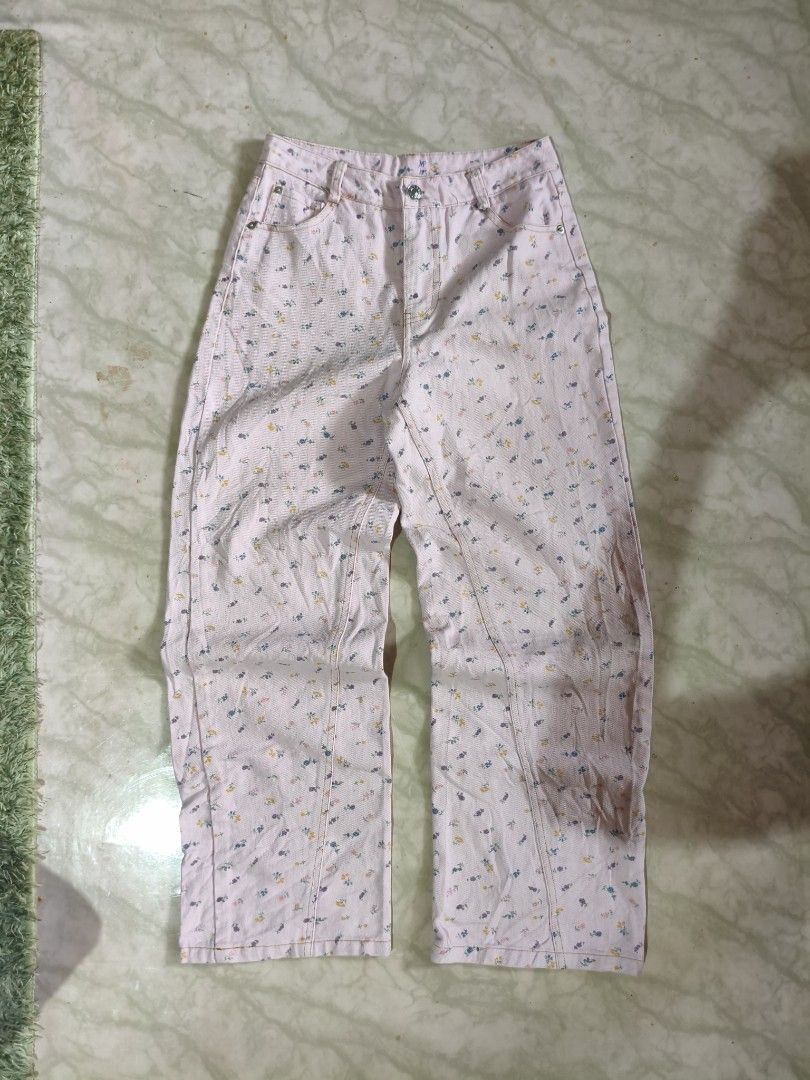 Y2k pants (Category: Activewear) located in Butuan. Submitted by jmmthrift (Listing ID 1461891142, Image 2). Description: DM ME.