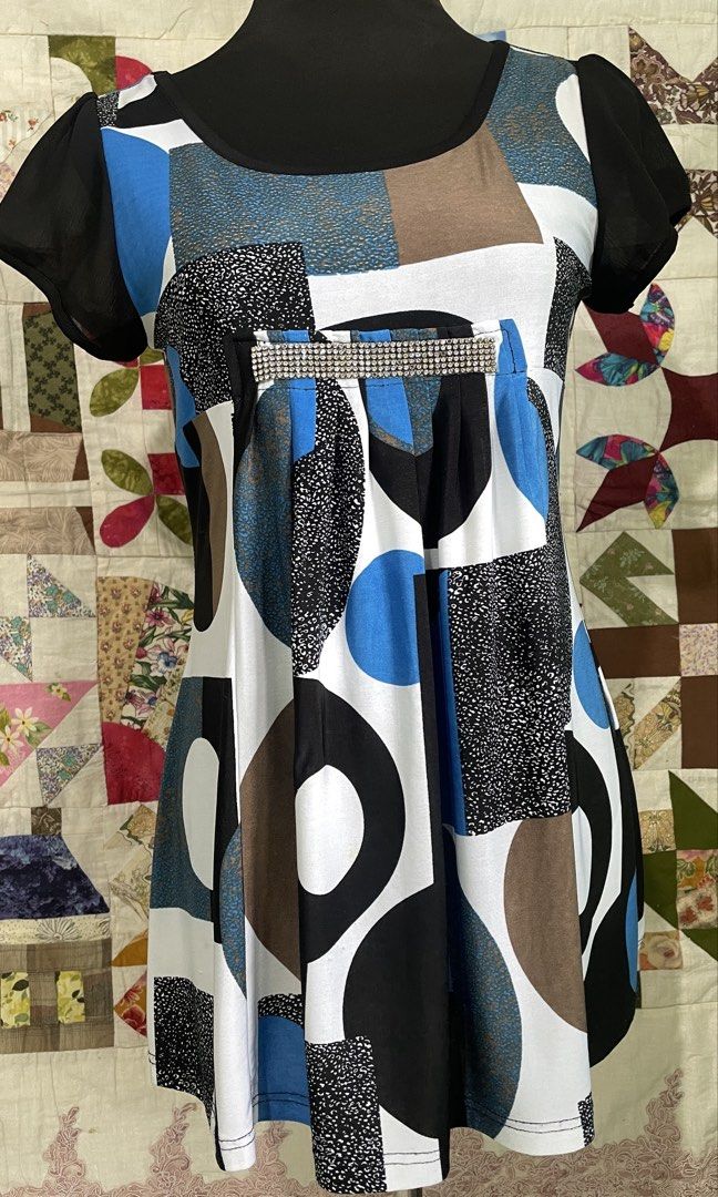 Y2K Retro Geometric Print Rhinestone Tunic Top - Medium (Category: Blouses) located in Roxas City. Submitted by budgetfindsroxasph (Listing ID 1461815693, Image 2). Description: Add a bold vintage vibe to your wardrobe with this stylish Y2K retro print tunic top! Features a geometric abstract pattern in blue, brown, black, and white, complete with sheer black cap sleeves and a sparkly rhinestone band detail under the bust. Size: Fit Medium (M) St