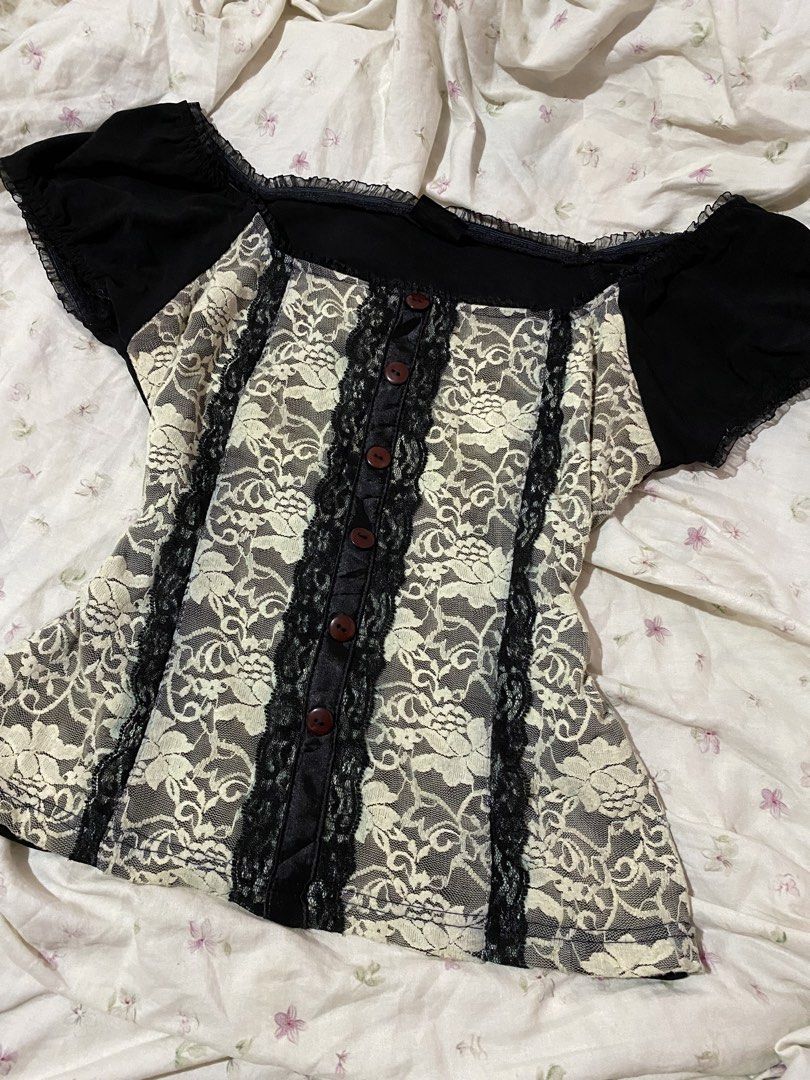 Y2k top 2 Tone floral (Category: Blouses) located in Manila. Submitted by jozelann (Listing ID 1461836724, Image 1). Description: .