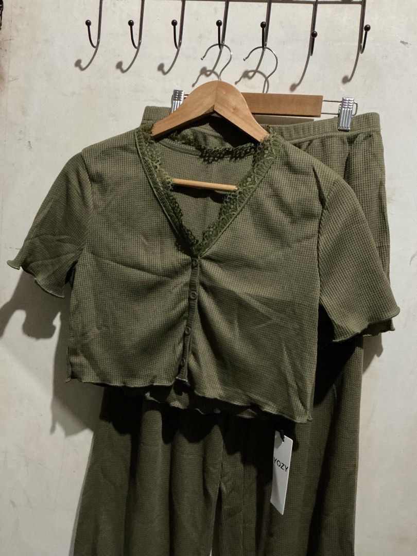 YOZY 3in1 TOP, SHORT AND PANTS SET (Category: Sets or Coordinates) located in Dagupan City. Submitted by trendies_collection (Listing ID 1462011199, Image 2). Description: Brand new with pouch and hang tag Large on tag, fits medium to large No issue.