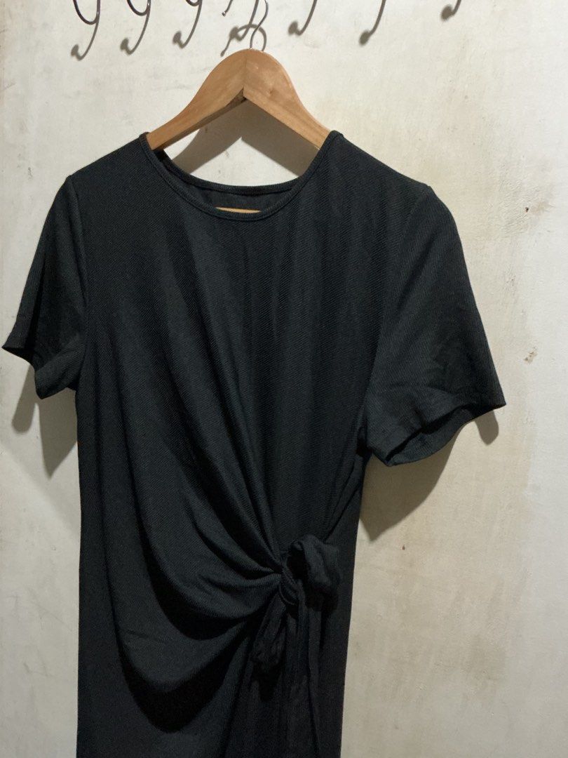YOZY BLACK MAXI DRESS (Category: Dresses) located in Dagupan City. Submitted by trendies_collection (Listing ID 1461998252, Image 3). Description: Brand new with pouch and hang tag Xl on tag, fits large to xl ( stretchy ) With slit sa side ( see last slide ) May tali sa harap, pwede I adjust tali No issue.