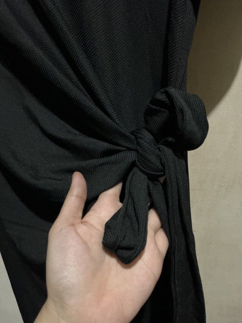 YOZY BLACK MAXI DRESS (Category: Dresses) located in Dagupan City. Submitted by trendies_collection (Listing ID 1461998252, Image 2). Description: Brand new with pouch and hang tag Xl on tag, fits large to xl ( stretchy ) With slit sa side ( see last slide ) May tali sa harap, pwede I adjust tali No issue.