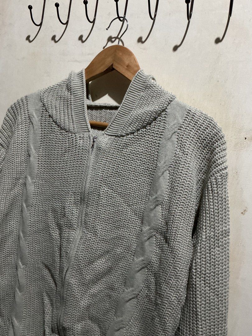 YOZY KNITTED SWEATER (Category: Coats, Jackets and Outerwear) located in Dagupan City. Submitted by trendies_collection (Listing ID 1462004705, Image 3). Description: Brand new with pouch and hang tag Large on tag, fit up to xl No issue Light gray actual color Light weight knitted.