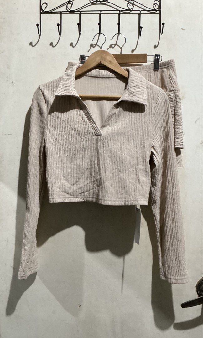 YOZY LONGSLEEVE TOP AND SKORT SET (Category: Sets or Coordinates) located in Dagupan City. Submitted by trendies_collection (Listing ID 1462010261, Image 1). Description: Brand new with pouch and hang tag Large on tag, fits medium to large Makapal tela No issue.