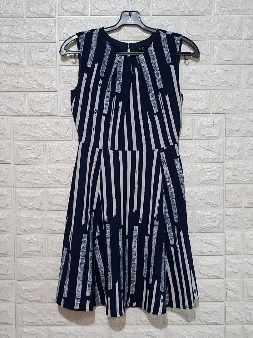 Zalora Collection Dress (Category: Dresses) located in Taguig. Submitted by authprelovedonlineshop2 (Listing ID 1461811103, Image 2). Description: - Zalora Collection Dress - Navy blue and white striped pattern - Sleeveless design - Flattering fit - Size: Small (S) - Zipper closure - Button detail - Like New Php388 🍀All items are preloved unless stated as brand new. 🍀Please manage your expectations. Major flaws will be indicated, if any. 🍀Colo