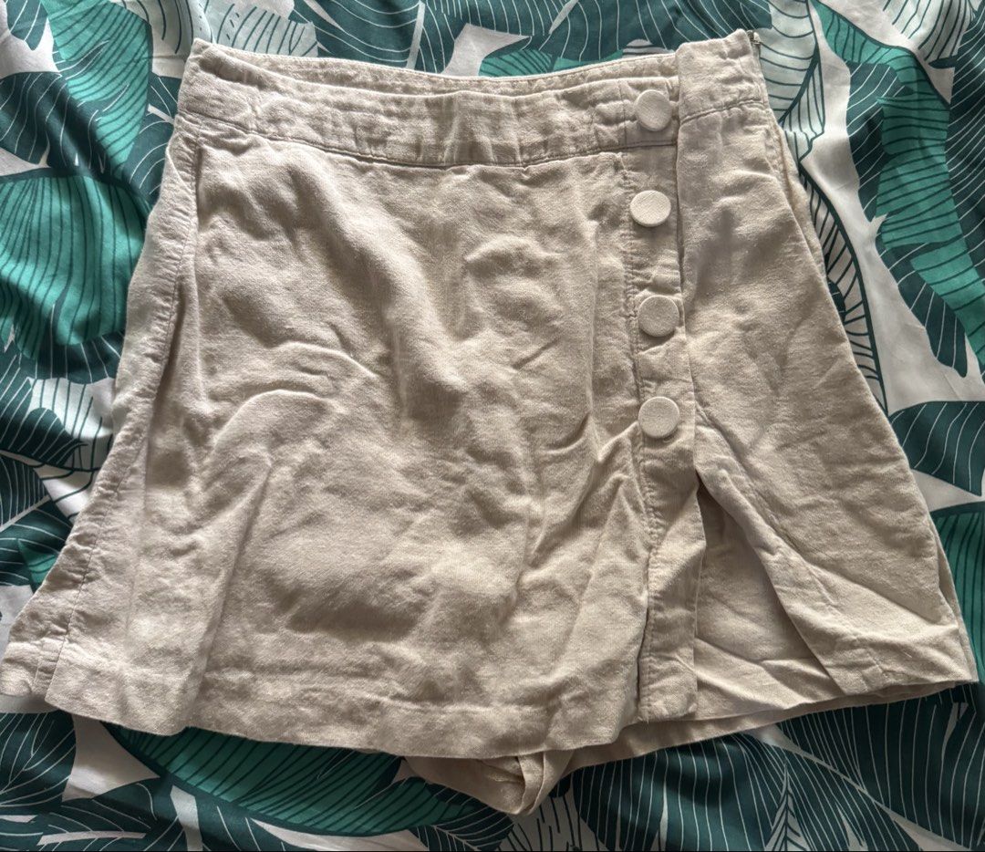 ZARA Beige Button Detail Skort Size M (Category: Skirts) located in Pasay City. Submitted by theprelovededit.2026 (Listing ID 1461830752, Image 1). Description: - Zara Beige Skort (Linen) - Size: Medium (M) - Stylish side button detail - Chic slit for added flair - Built-in shorts for modesty and comfort - Versatile: Great for casual outings or dressing up - Easy to style for various occasions.