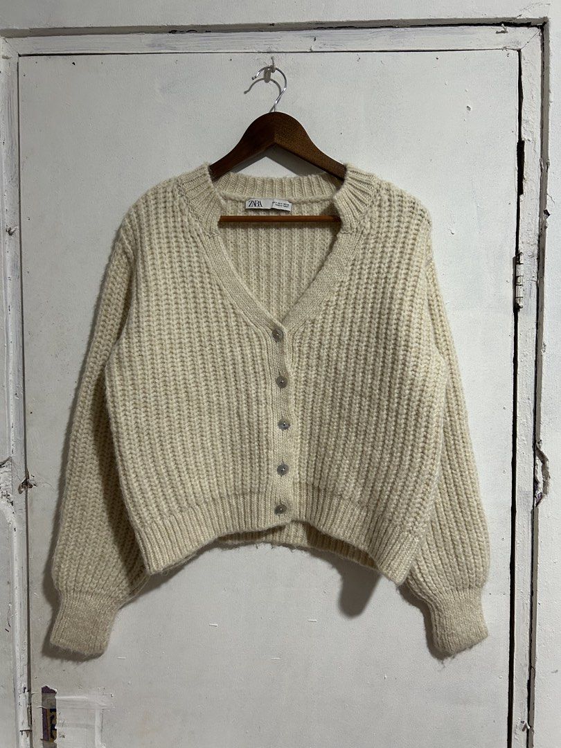 Zara Chunky Knit Cardigan (Category: Coats, Jackets and Outerwear) located in Taguig. Submitted by jamesssssg. (Listing ID 1461868794, Image 2). Description: Zara Chunky Knit Cardigan Pristine Condition Flawless W 20 L 21 Can pass as brand new.