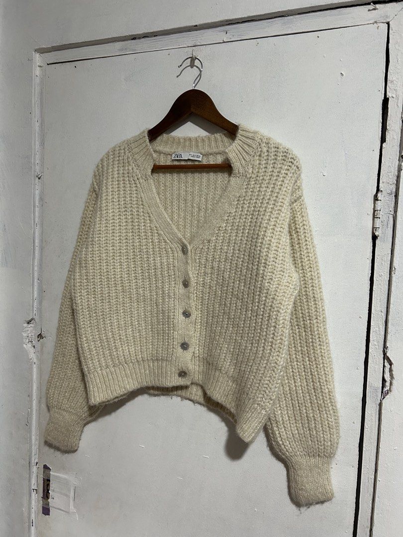 Zara Chunky Knit Cardigan (Category: Coats, Jackets and Outerwear) located in Taguig. Submitted by jamesssssg. (Listing ID 1461868794, Image 3). Description: Zara Chunky Knit Cardigan Pristine Condition Flawless W 20 L 21 Can pass as brand new.