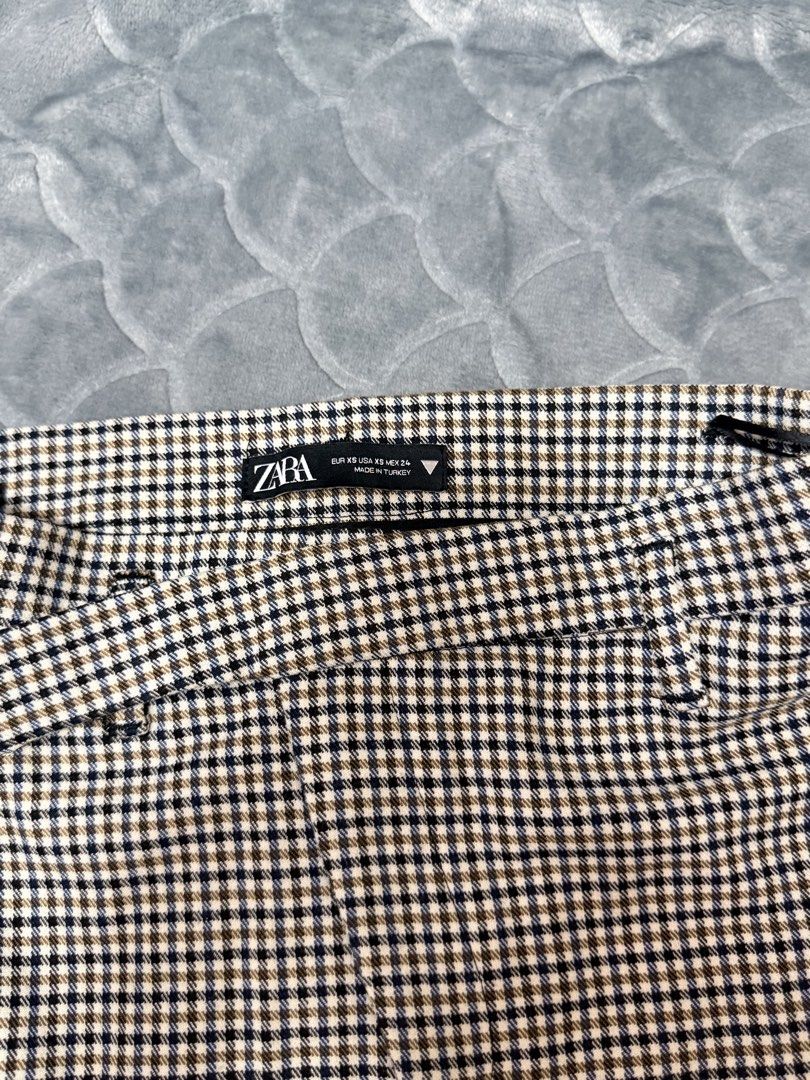Zara Gingham Check Skort (Category: Shorts) located in Tarlac. Submitted by kylienclrzbl (Listing ID 1461919202, Image 3). Description: - Cute gingham check shorts from Zara - High-waisted style - Button and zip closure - Two front pockets, two back pockets - Ideal for casual wear - Size XS to Small.