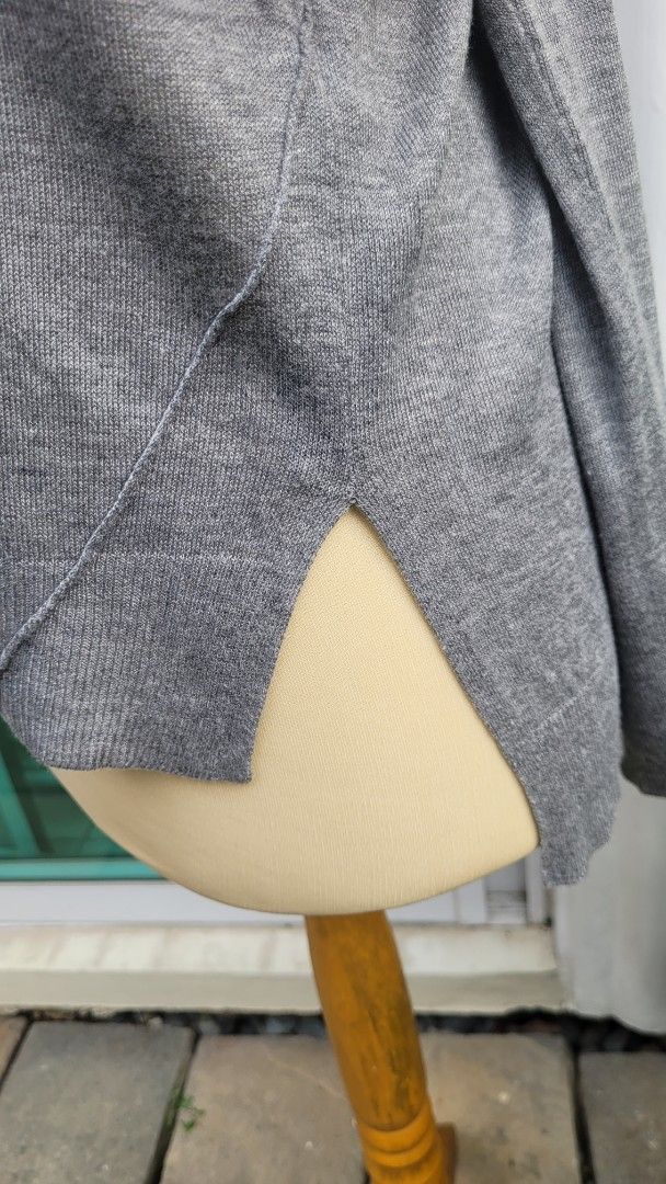 ZARA KNIT Grey Long Sleeve Sweater (Category: Longsleeves) located in Muntinlupa City. Submitted by havilahph (Listing ID 1461859569, Image 2). Description: Grey long sleeve sweater from ZARA KNIT. Crew neck style. Comfortable knit material. Simple and versatile piece with side slits!.