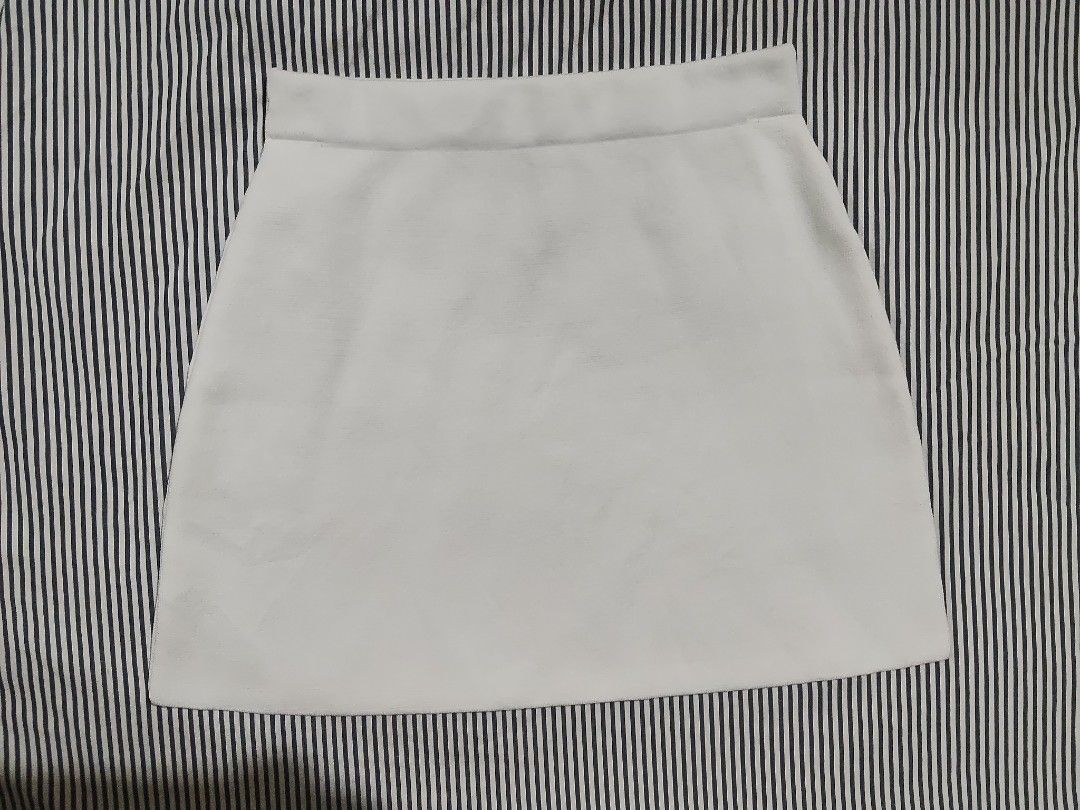 Zara Knit Mini Skirt (Category: Skirts) located in Quezon City. Submitted by khelou (Listing ID 1461912034, Image 2). Description: Fits small to medium (26-28 waistline).
