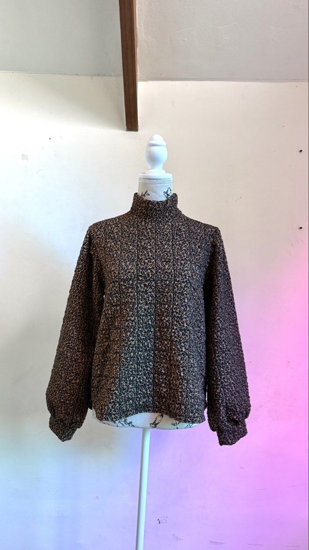Zara Leopard Sweater (Category: Coats, Jackets and Outerwear) located in Lapu Lapu. Submitted by prelovedstuffshop (Listing ID 1461874814, Image 1). Description: .