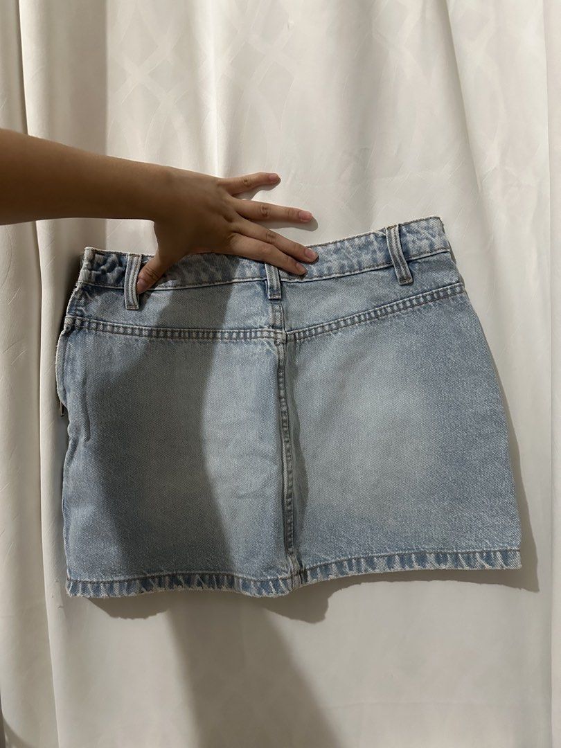 Zara reverse style skirt (Category: Skirts) located in Paranaque City. Submitted by chessyscloset_ (Listing ID 1461972176, Image 2). Description: ⭐️In good condition / used a few times ⭐️Reverse style ⭐️Bought in Zara new york ⭐️has side zipper.