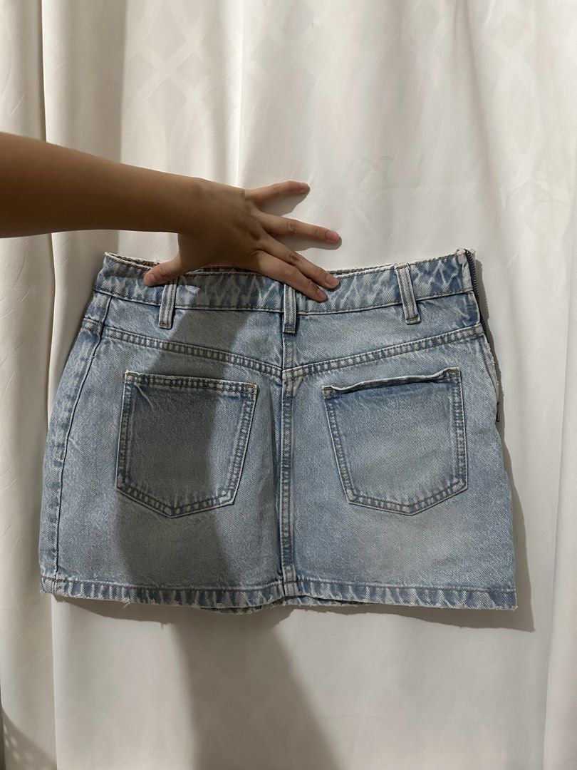 Zara reverse style skirt (Category: Skirts) located in Paranaque City. Submitted by chessyscloset_ (Listing ID 1461972176, Image 1). Description: ⭐️In good condition / used a few times ⭐️Reverse style ⭐️Bought in Zara new york ⭐️has side zipper.