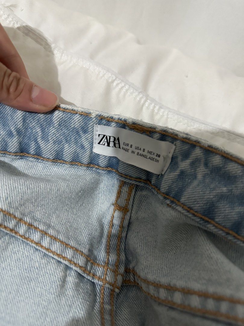 Zara reverse style skirt (Category: Skirts) located in Paranaque City. Submitted by chessyscloset_ (Listing ID 1461972176, Image 3). Description: ⭐️In good condition / used a few times ⭐️Reverse style ⭐️Bought in Zara new york ⭐️has side zipper.