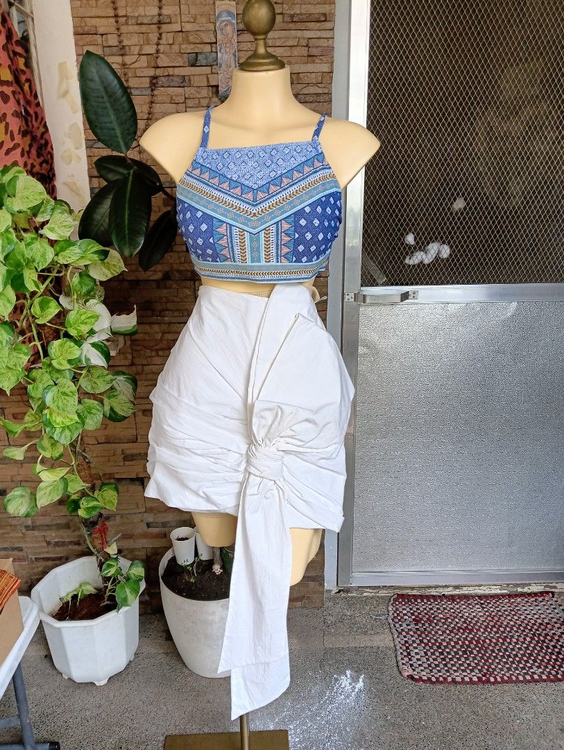Zara White Knot Skirt (Category: Skirts) located in Rizal. Submitted by timeless_shop (Listing ID 1461873156, Image 1). Description: 🔥 ORIGINAL Zara White Knot Skirt - Medium 📏 Length: 16 inches 📐 Width Waistline: 15 inches flat / 30 paikot Size Fit 29 -31 Waistline 👗 Size: M / EU 38 / UK 10 / US 26 🎨 Color: Pure White 💯 Condition: 10/10 - Like New! ✨ 🎨 Color Rate: 10/10 - Puting-puti - Hindi ko nasuot ito - Maayos at malinis din 📌 Detail