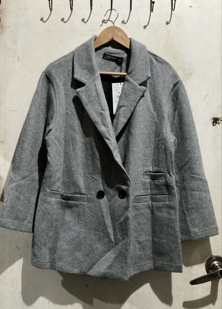 ZARA WOOL COAT (Category: Coats, Jackets and Outerwear) located in Dagupan City. Submitted by trendies_collection (Listing ID 1462008336, Image 1). Description: Brand new with hang tag Xs on tag Super kapal ng tela, pang malamig na lugar No issue.