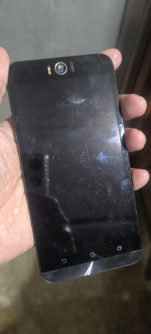 Zenfone selfie old defective (Category: Early Generation Mobile Phones) located in Quezon City. Submitted by thehouseofclassics (Listing ID 1461811220, Image 2). Description: 750 helping a friend sell his zenfone defective battery bloated and has tape on the front camera. buy at your own risk unit and battery only for parts.