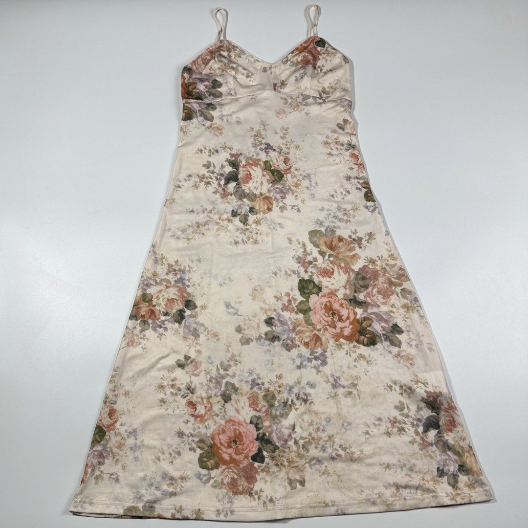 Zimmermann Alchemy Polyester Mid Dress (Category: Dresses) located in Villasis. Submitted by draefindss_ph (Listing ID 1461875757, Image 2). Description: Zimmermann Alchemy Polyester Mid Dress 𝚂𝚒𝚣𝚎: 34 𝙼𝚎𝚊𝚜𝚞𝚛𝚎𝚖𝚎𝚗𝚝 (𝚒𝚗𝚌𝚑𝚎𝚜) Pit-pit: 16 𝚕𝚎𝚗𝚐𝚝𝚑: 43 GoodasnewCondition No issue 4,500 + sf only.