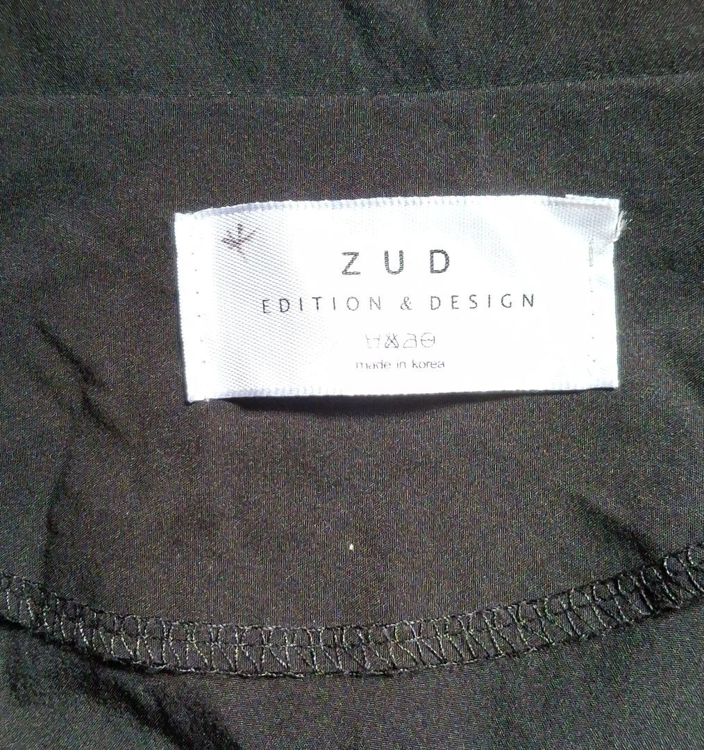 ZUD Edition & Design Trench Coat (Category: Coats, Jackets and Outerwear) located in Caloocan City. Submitted by haydee88 (Listing ID 1461807157, Image 3). Description: 🍒lightweight 🍒roll-up sleeves with button tabs.