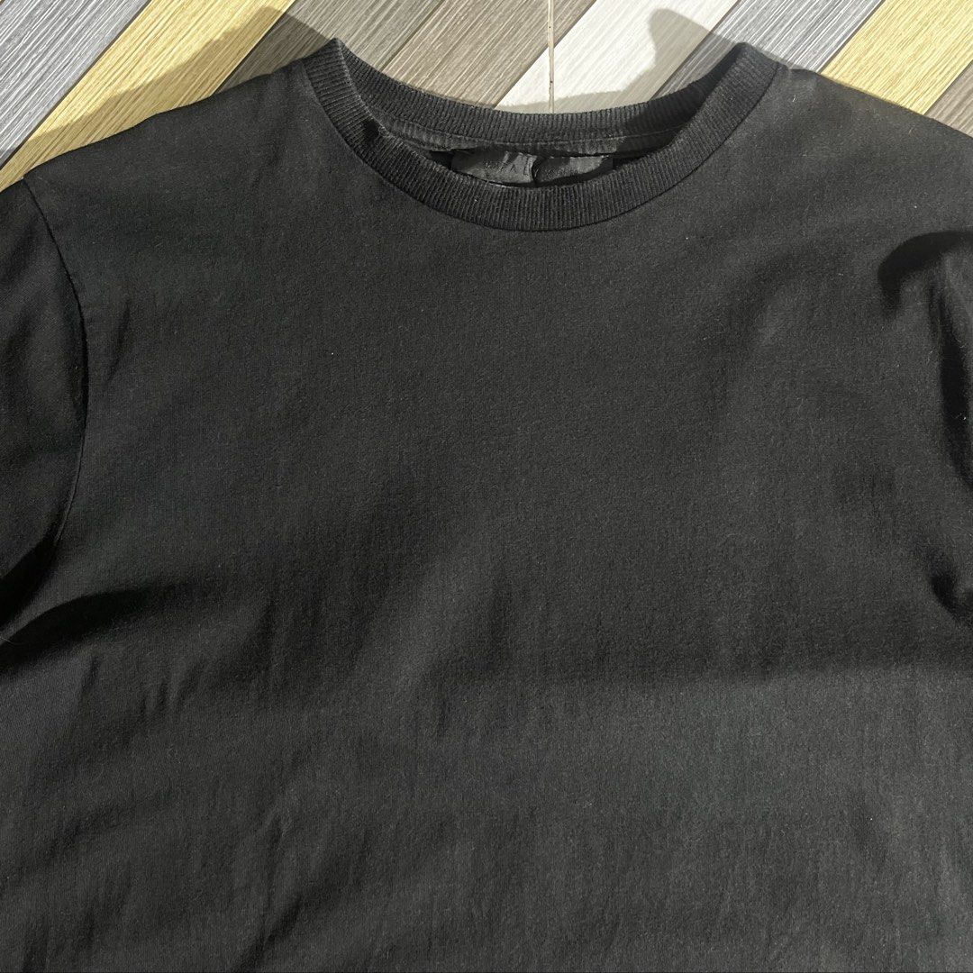 1017 ALYX 9SM Plain Basic Tee (Category: Activewear) located in Daraga. Submitted by th3cliquejunks (Listing ID 1462038544, Image 2). Description: 1017 ALYX 9SM Plain Basic Tee Tagged Size: Large Condition: 9.5/10 Color rate: 9.5/10 No flaw Measurement: Pit to pit: 22” Length: 28” - 1,780 Dm!.